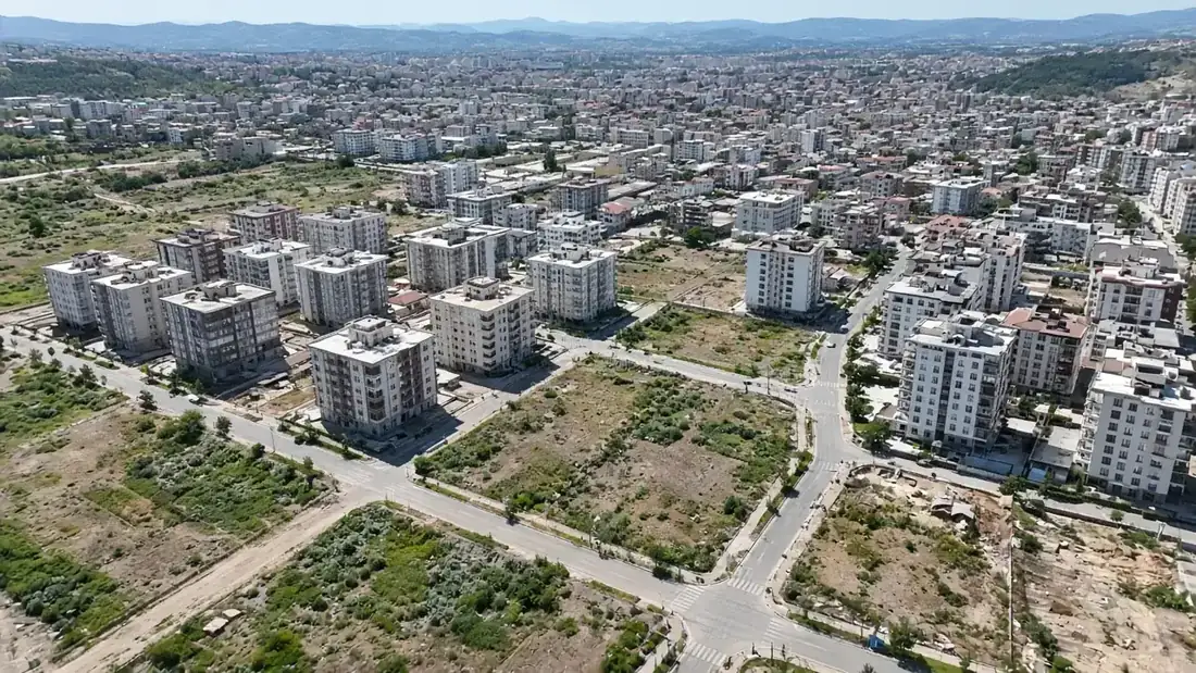 Yerleşim çeperinde halihazır haritaya konu olan yapı ve boş parseller